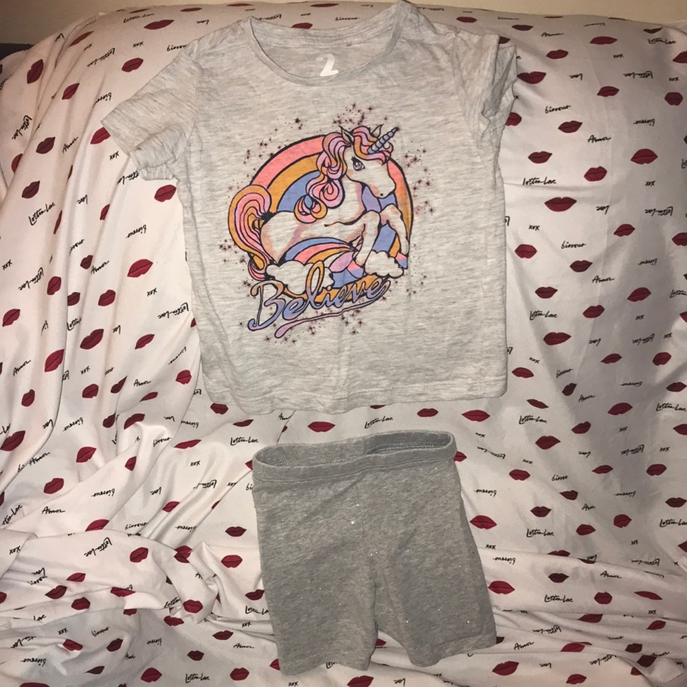 Girls 2T gray bundle shirt & shorts ๐ฆ & glitter - Picture 1 of 7